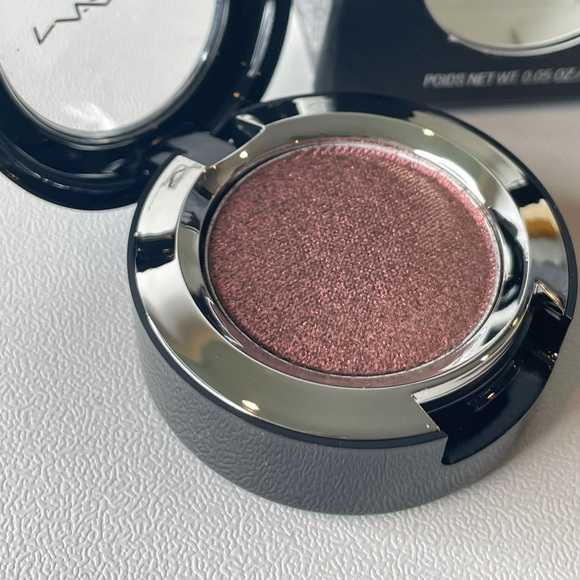 MAC Dazzle Shadow Extreme- Incinerated - Picture 6 of 9